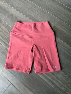 Alo yoga biker shorts xs colour strawberry